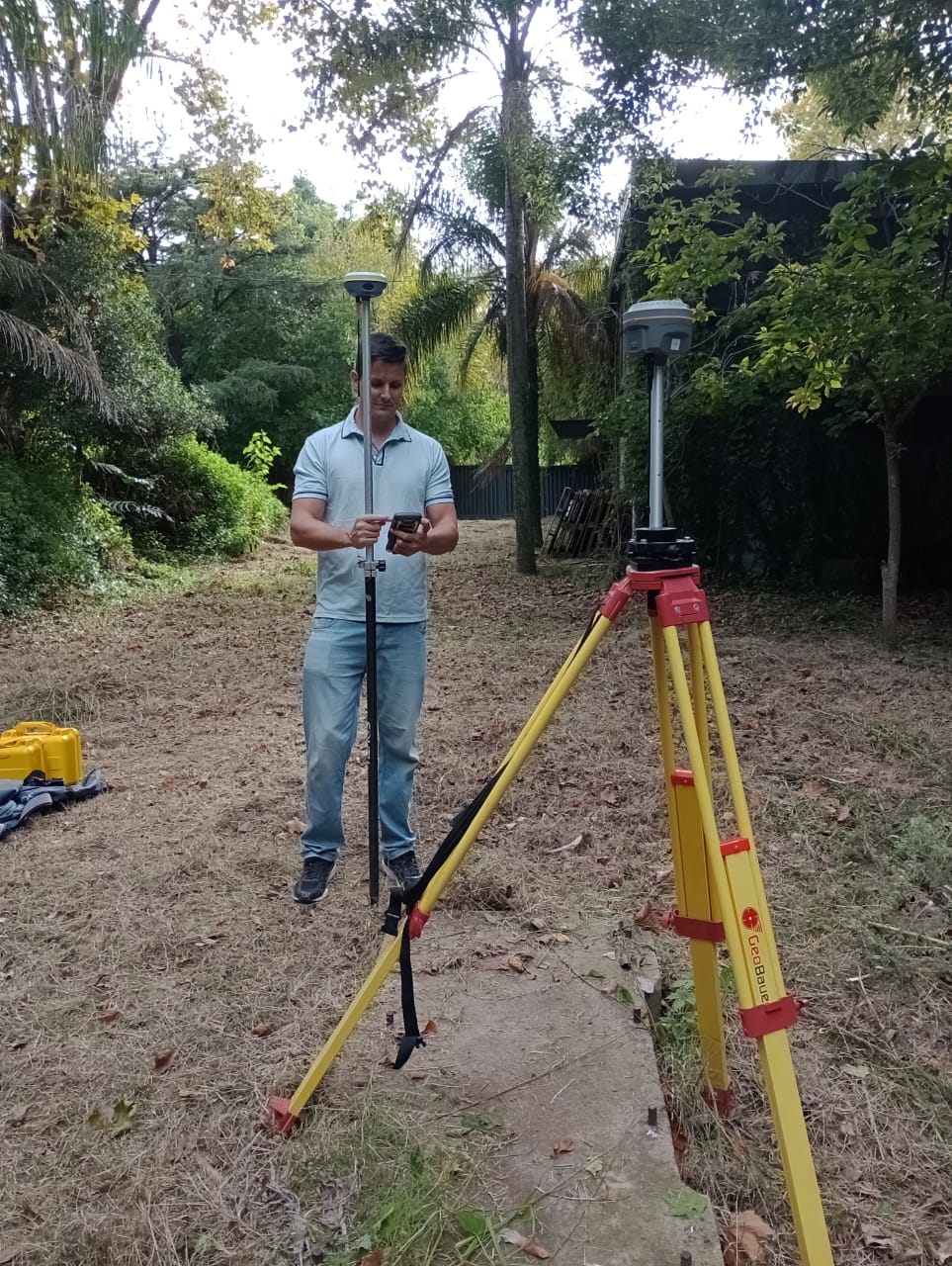 Pablo trabajando en agrimensura - Estados Parcelarios