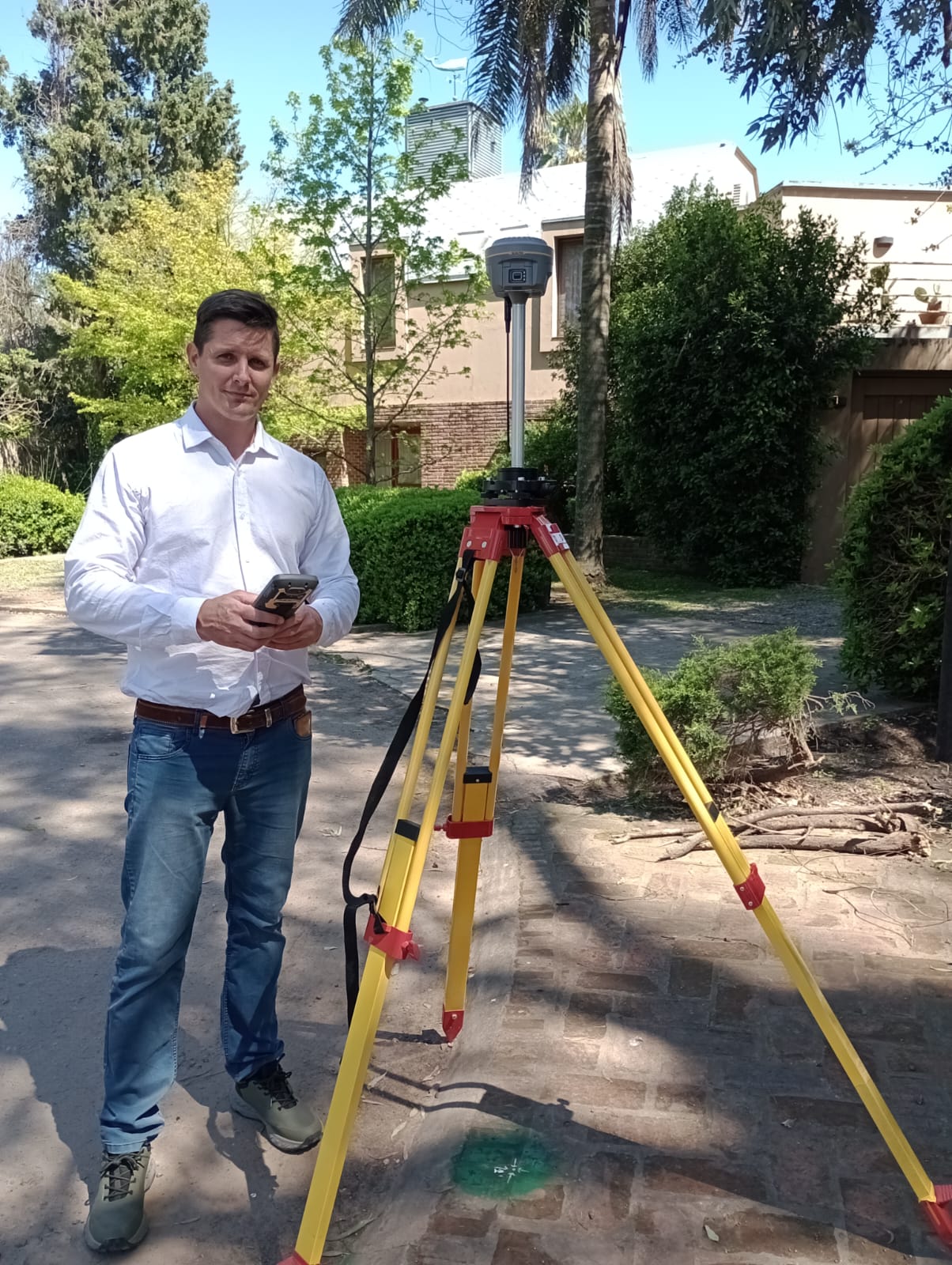 Pablo trabajando en agrimensura - Planos de Mensura